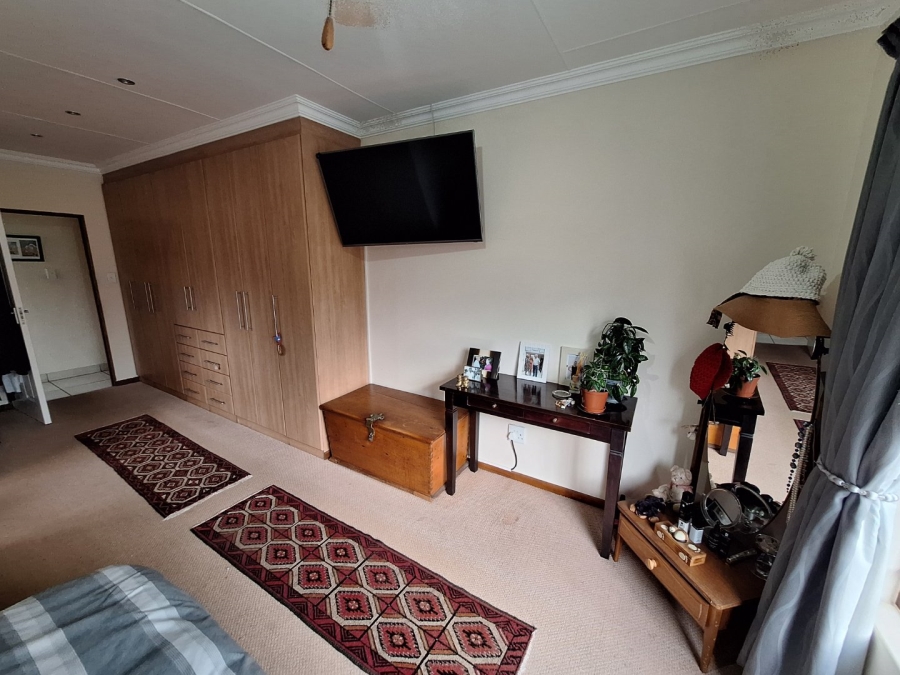 6 Bedroom Property for Sale in Bayview Western Cape